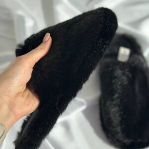Домашние тапки женские черного цвета на меху — крупный план